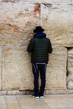 Bilinmeyen insanlar dua eden açık eski Kudüs şehri, sabah batı duvarı