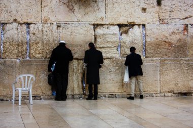 Bilinmeyen insanlar dua eden açık eski Kudüs şehri, sabah batı duvarı