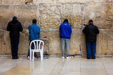 Bilinmeyen insanlar dua eden açık eski Kudüs şehri, sabah batı duvarı
