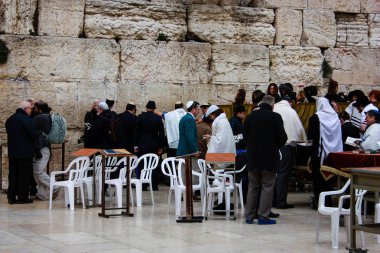 Bilinmeyen insanlar dua eden açık eski Kudüs şehri, sabah batı duvarı
