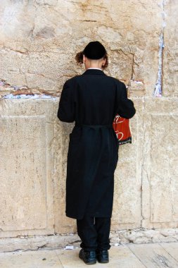 Bilinmeyen insanlar dua eden açık eski Kudüs şehri, sabah batı duvarı