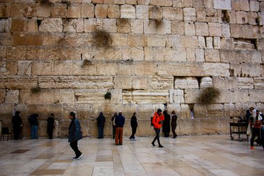 Bilinmeyen insanlar dua eden açık eski Kudüs şehri, sabah batı duvarı
