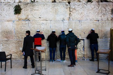 Bilinmeyen insanlar dua eden açık eski Kudüs şehri, sabah batı duvarı