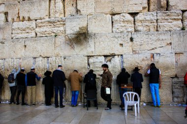 Bilinmeyen insanlar dua eden açık eski Kudüs şehri, sabah batı duvarı