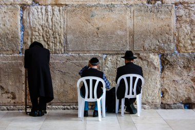 Bilinmeyen insanlar dua eden açık eski Kudüs şehri, sabah batı duvarı