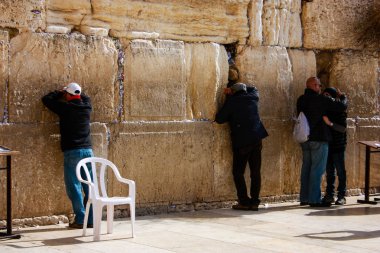 Bilinmeyen insanlar dua eden açık eski Kudüs şehri, sabah batı duvarı