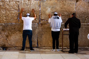 Bilinmeyen insanlar dua eden açık eski Kudüs şehri, sabah batı duvarı