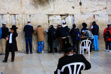 Bilinmeyen insanlar dua eden açık eski Kudüs şehri, sabah batı duvarı
