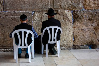 Bilinmeyen insanlar dua eden açık eski Kudüs şehri, sabah batı duvarı