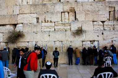 Bilinmeyen insanlar dua eden açık eski Kudüs şehri, sabah batı duvarı