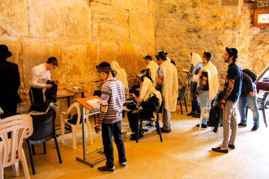 Bilinmeyen insanlar dua eden açık eski Kudüs şehri, sabah batı duvarı