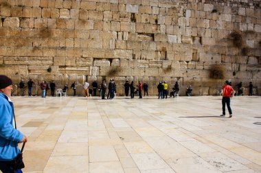 Bilinmeyen insanlar dua eden açık eski Kudüs şehri, sabah batı duvarı