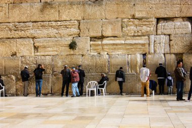 Bilinmeyen insanlar dua eden açık eski Kudüs şehri, sabah batı duvarı