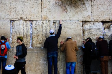 Bilinmeyen insanlar dua eden açık eski Kudüs şehri, sabah batı duvarı