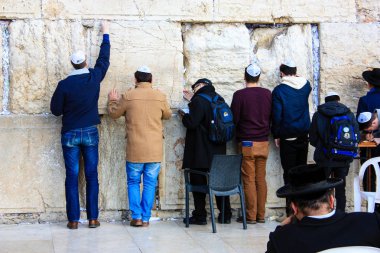 Bilinmeyen insanlar dua eden açık eski Kudüs şehri, sabah batı duvarı