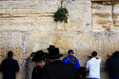 Bilinmeyen insanlar dua eden açık eski Kudüs şehri, sabah batı duvarı