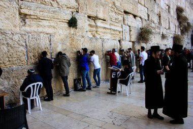 Kudüs İsrail Mart 6-2018 bilinmeyenli insanlar açık dua batı duvarı eski Kudüs şehri, sabah saat