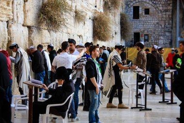 Kudüs İsrail Mart 6-2018 bilinmeyenli insanlar açık dua batı duvarı eski Kudüs şehri, sabah saat