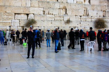 Kudüs İsrail Mart 6-2018 bilinmeyenli insanlar açık dua batı duvarı eski Kudüs şehri, sabah saat