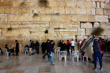 Kudüs İsrail Mart 6-2018 bilinmeyenli insanlar açık dua batı duvarı eski Kudüs şehri, sabah saat