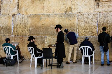 Kudüs İsrail Mart 6-2018 bilinmeyenli insanlar açık dua batı duvarı eski Kudüs şehri, sabah saat