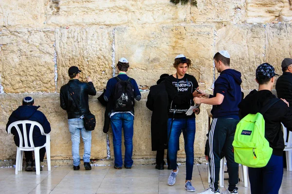 Desconocidos Rezando Frente Muro Occidental Vieja Ciudad Jerusalén Por Mañana — Foto de Stock