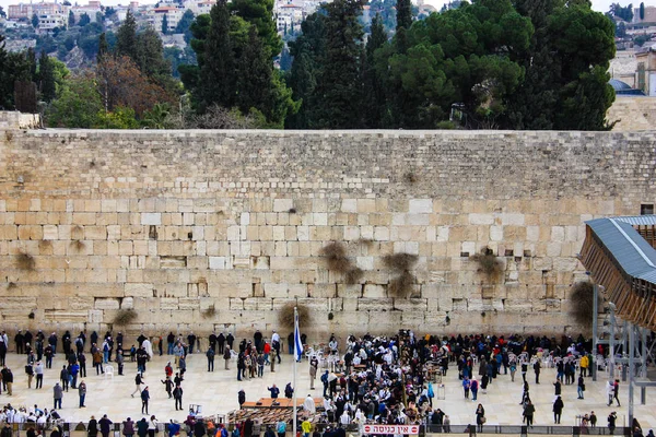 Desconocidos Rezando Frente Muro Occidental Vieja Ciudad Jerusalén Por Mañana — Foto de Stock