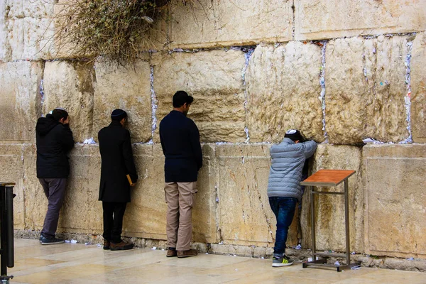 Onbekenden Mensen Bidden Voor Westelijke Muur Oude Stad Jeruzalem Ochtend — Stockfoto