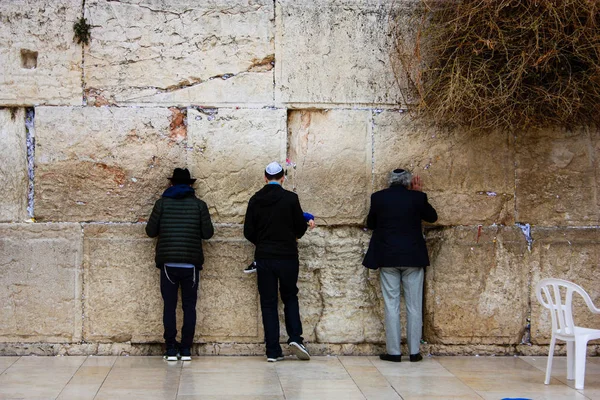 Desconocidos Rezando Frente Muro Occidental Vieja Ciudad Jerusalén Por Mañana — Foto de Stock