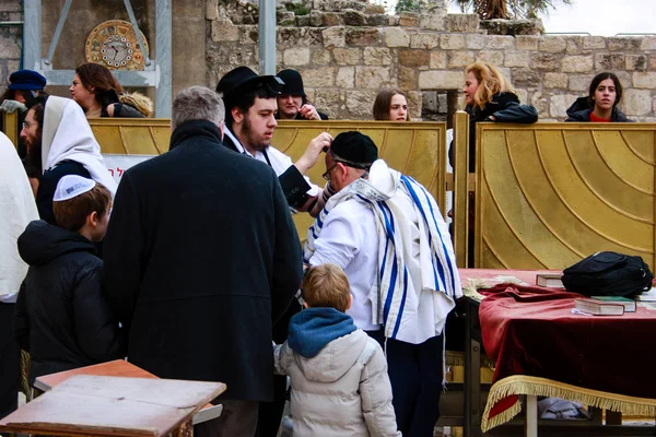 Onbekenden Mensen Bidden Voor Westelijke Muur Oude Stad Jeruzalem Ochtend — Stockfoto