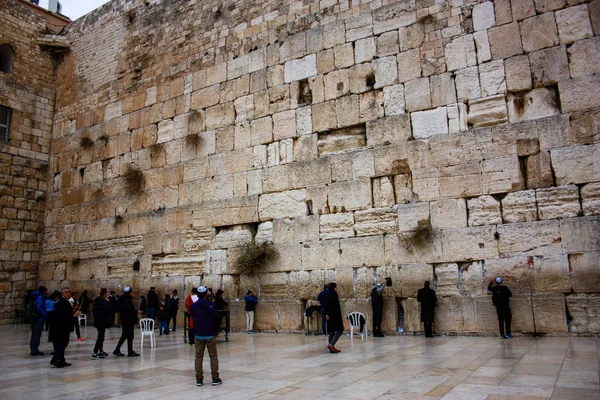 Des Inconnus Prient Devant Mur Occidental Vieille Ville Jérusalem Matin — Photo