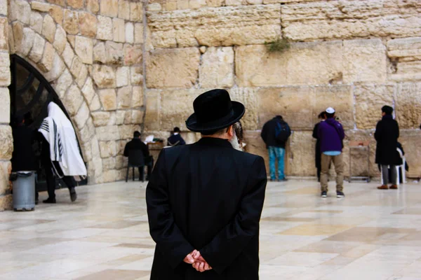 stock image Unknowns people praying front the Western wall at the old city of Jerusalem morning