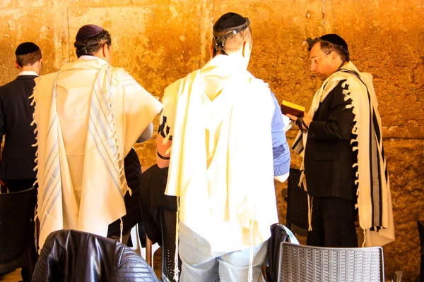 Pessoas Desconhecidas Orando Frente Muro Ocidental Cidade Velha Jerusalém Manhã — Fotografia de Stock