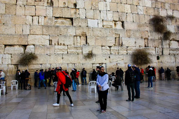 Desconocidos Rezando Frente Muro Occidental Vieja Ciudad Jerusalén Por Mañana — Foto de Stock
