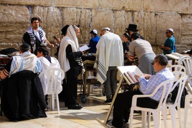 Kudüs İsrail Mart 6-2018 bilinmeyenli insanlar açık dua batı duvarı eski Kudüs şehri, sabah saat