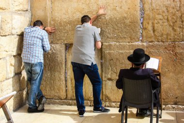 Kudüs İsrail Mart 6-2018 bilinmeyenli insanlar açık dua batı duvarı eski Kudüs şehri, sabah saat