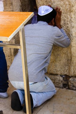 Kudüs İsrail Mart 6-2018 bilinmeyenli insanlar açık dua batı duvarı eski Kudüs şehri, sabah saat