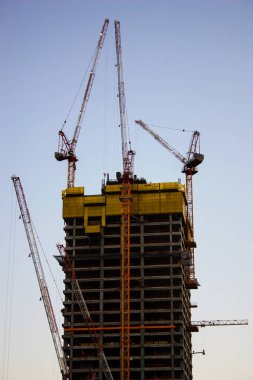 Bir binanın Yeni İsrail Tel Aviv city Şubat 8-2018 akşamı bir şantiye görünümü