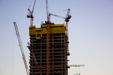 Bir binanın Yeni İsrail Tel Aviv city Şubat 8-2018 akşamı bir şantiye görünümü