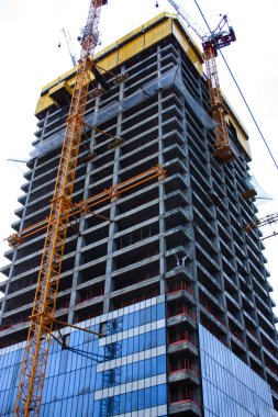 Bir binanın Yeni İsrail Tel Aviv city Şubat 8-2018 akşamı bir şantiye görünümü