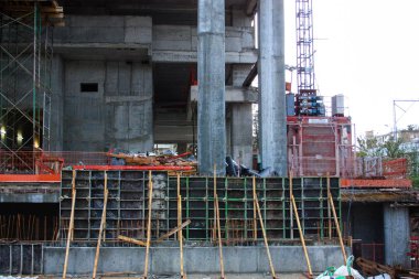 Bir binanın Yeni İsrail Tel Aviv city Şubat 8-2018 akşamı bir şantiye görünümü