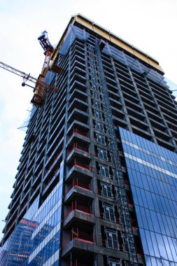 Bir binanın Yeni İsrail Tel Aviv city Şubat 8-2018 akşamı bir şantiye görünümü
