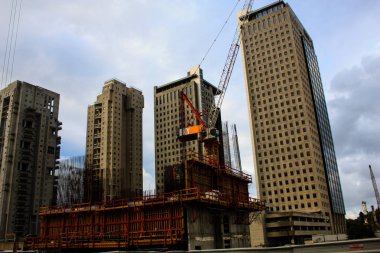 Bir binanın Yeni İsrail Tel Aviv city Şubat 8-2018 akşamı bir şantiye görünümü