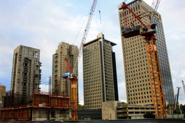 Bir binanın Yeni İsrail Tel Aviv city Şubat 8-2018 akşamı bir şantiye görünümü