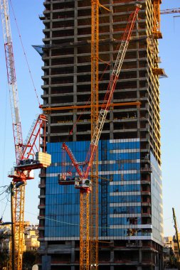 Bir binanın Yeni İsrail Tel Aviv city Şubat 8-2018 akşamı bir şantiye görünümü