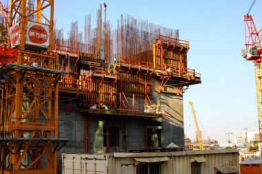 Bir binanın Yeni İsrail Tel Aviv city Şubat 8-2018 akşamı bir şantiye görünümü