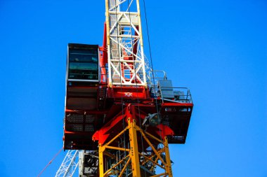 Bir binanın Yeni İsrail Tel Aviv city Şubat 8-2018 akşamı bir şantiye görünümü