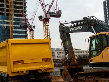Bir binanın Yeni İsrail Tel Aviv city Şubat 8-2018 akşamı bir şantiye görünümü