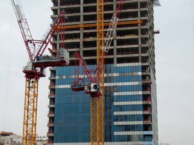 Bir binanın Yeni İsrail Tel Aviv city Şubat 8-2018 akşamı bir şantiye görünümü