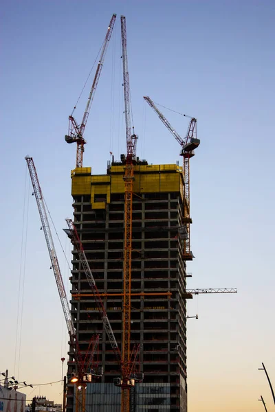 新しい建物イスラエルのテルアビブ市の夕方に 2018 の建設サイトのビュー — ストック写真